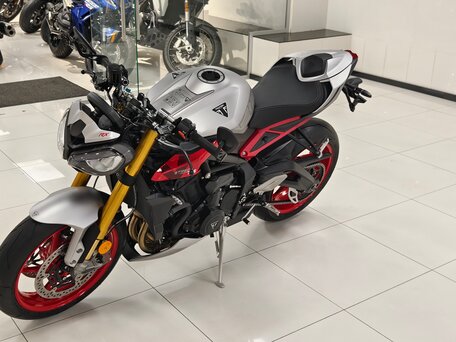 2026 Triumph Street Triple, серый, 1580000 рублей, вид 5