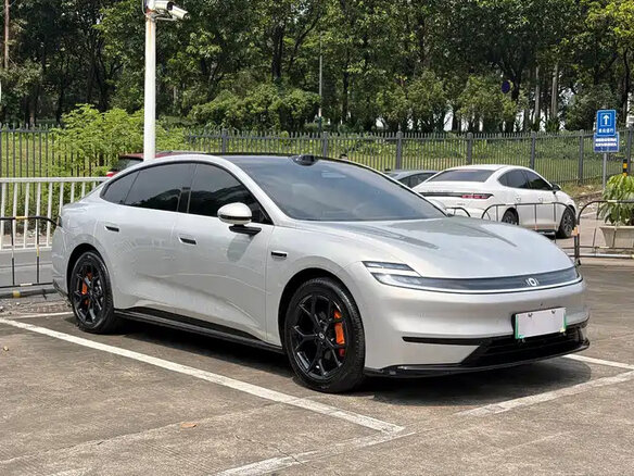 2026 Changan Qiyuan A06 28.39 kWh, серебристый, 2792000 рублей