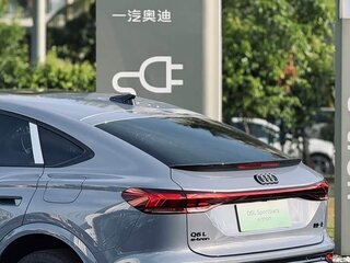 2026 Audi Q6L Sportback e-tron, серый, 6350333 рублей, вид 4