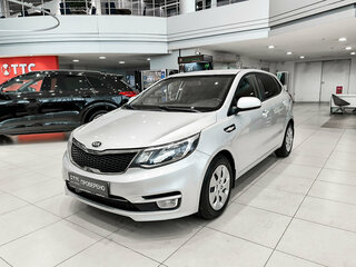 2016 Kia Rio III Рестайлинг, серебристый, 1030000 рублей, вид 1