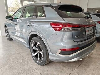 2024 Audi Q4 e-tron 45 I, серебристый, 3908033 рублей, вид 3