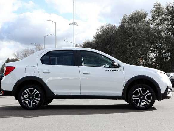 2022 Renault Logan Stepway II Рестайлинг, белый, 1179000 рублей - вид 3