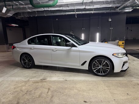 2020 BMW 5 серии 540i VII (G30/G31/G38) Рестайлинг, белый, 4990000 рублей, вид 2