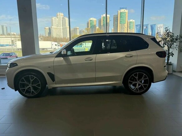 2025 BMW X5 40i IV (G05/G18) Рестайлинг, белый, 15500000 рублей - вид 5