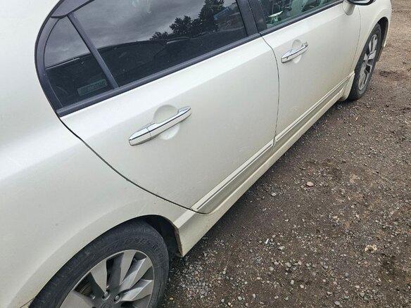 2010 Honda Civic Hybrid VIII Рестайлинг, белый, 700000 рублей - вид 3