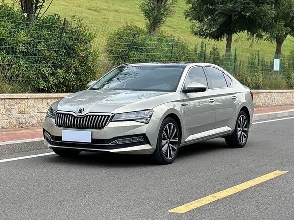2022 Skoda Superb III Рестайлинг, серебристый, 2120020 рублей
