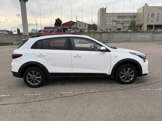 2021 Kia Rio X IV Рестайлинг, белый, 1700000 рублей, вид 5