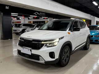 2023 Kia Seltos I Рестайлинг, белый, 1939000 рублей, вид 1