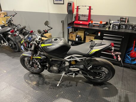 2021 Triumph Street Triple, чёрный, 900000 рублей, вид 2