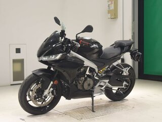 2022 Aprilia Tuono 660, чёрный, 977000 рублей, вид 4