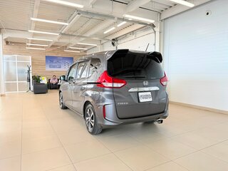 2017 Honda Freed II, серый, 1569000 рублей, вид 4