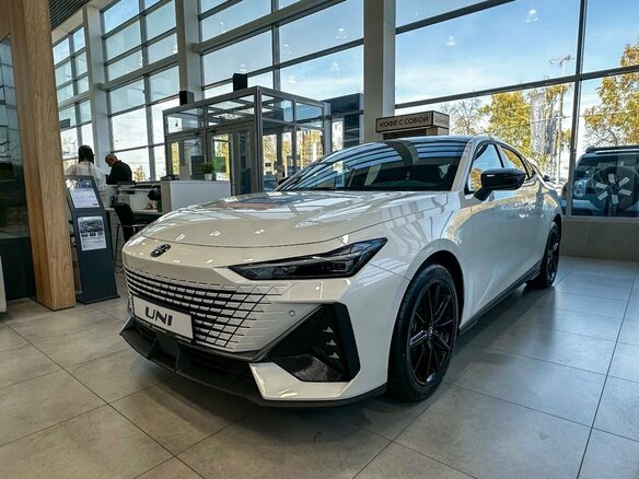 2024 Changan UNI-V I, белый, 3329900 рублей