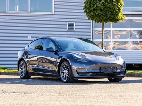 2023 Tesla Model 3 I Рестайлинг, серый, 3295000 рублей - вид 2