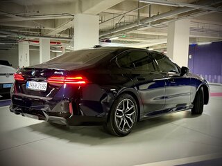 2025 BMW 5 серии 523d xDrive VIII (G60/G61/G68), чёрный, 7390000 рублей, вид 4