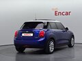 2018 Mini Hatch Cooper III (F55/F56) Рестайлинг, синий, 1360000 рублей - вид 1