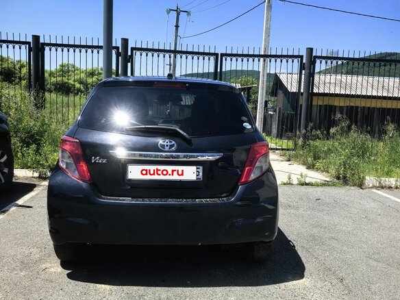 2011 Toyota Vitz III (XP130), чёрный, 570000 рублей - вид 2