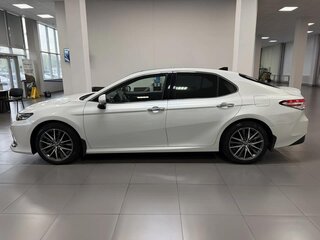 2021 Toyota Camry VIII (XV70) Рестайлинг, белый, 3185000 рублей, вид 2
