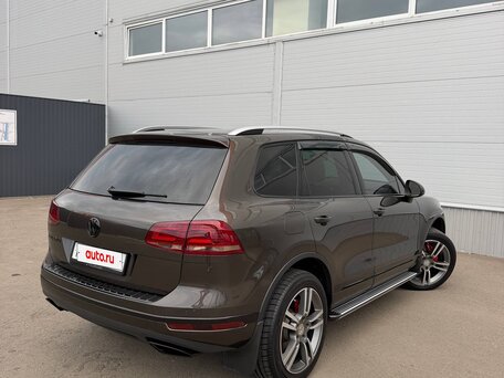 2015 Volkswagen Touareg II Рестайлинг, коричневый, 2290000 рублей, вид 4