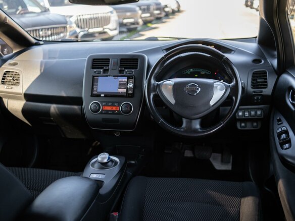 2015 Nissan Leaf 30kWh I (ZE0/AZE0), чёрный, 1110000 рублей - вид 5