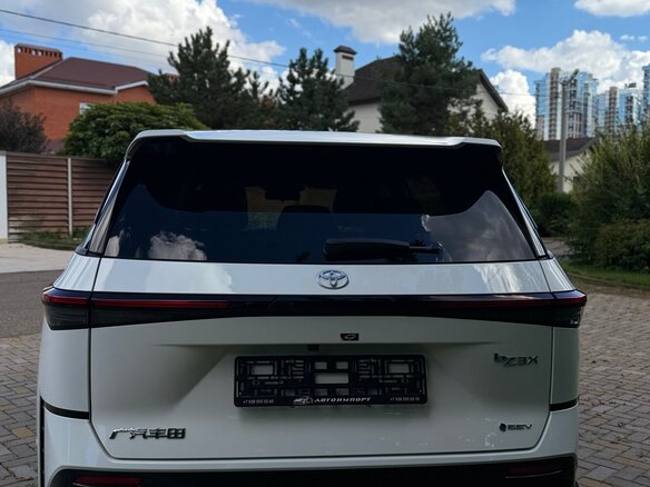 2026 Toyota bZ3X 58.3 kWh, белый, 2900000 рублей - вид 3