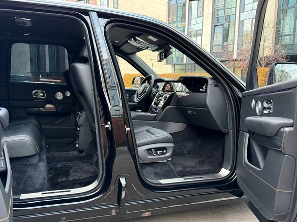 2026 Rolls-Royce Cullinan Black Badge I Рестайлинг (Series II), чёрный, 59850000 рублей - вид 30