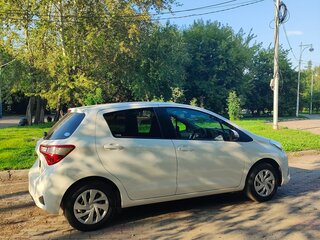 2019 Toyota Vitz III (XP130) Рестайлинг, белый, 950000 рублей, вид 5
