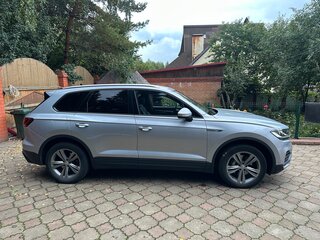 2018 Volkswagen Touareg III, серебристый, 4850000 рублей, вид 4