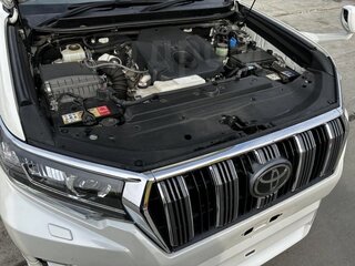 2018 Toyota Land Cruiser Prado 150 Series Рестайлинг 2, белый, 5800000 рублей, вид 4