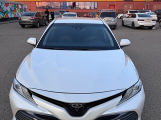 2018 Toyota Camry VIII (XV70), белый, 2450000 рублей, вид 4