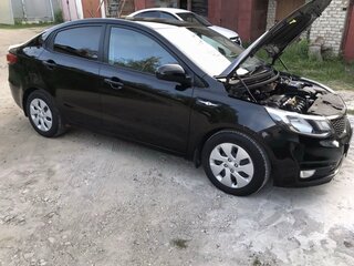 2016 Kia Rio III Рестайлинг, чёрный, 950000 рублей, вид 2