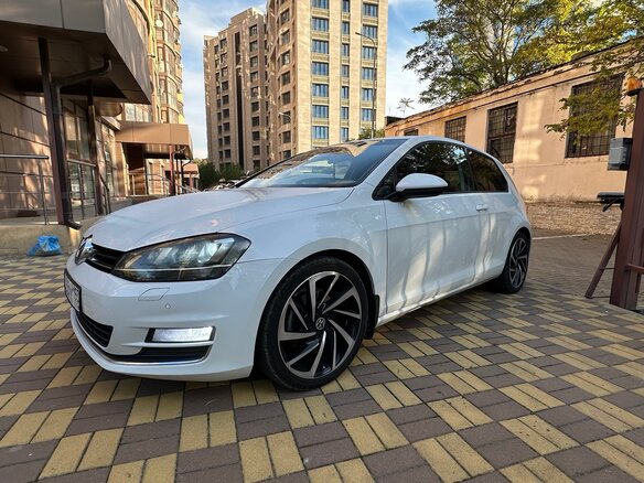 2013 Volkswagen Golf VII, белый, 1550000 рублей