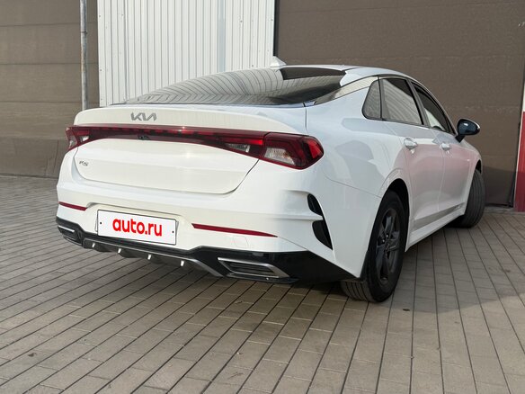 2022 Kia K5 III, белый, 1700000 рублей - вид 3