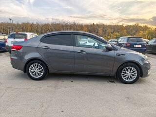 2015 Kia Rio III Рестайлинг, серый, 925000 рублей, вид 3