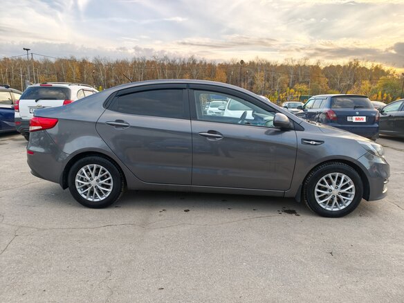 2015 Kia Rio III Рестайлинг, серый, 925000 рублей - вид 2