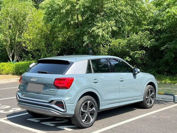 2022 Audi Q2 L e-tron I Рестайлинг, серый, 2080000 рублей - вид 4