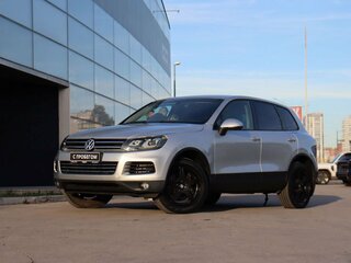 2012 Volkswagen Touareg II, серебристый, 1800000 рублей, вид 1