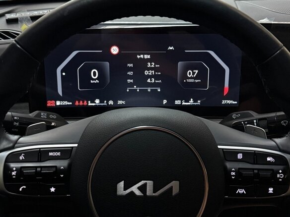 2024 Kia K5 III Рестайлинг, белый - вид 13