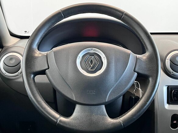 2010 Renault Sandero I, бежевый, 775000 рублей - вид 9