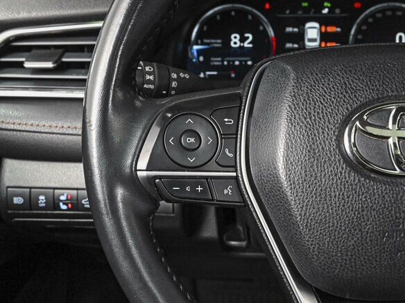 2022 Toyota Camry VIII (XV70) Рестайлинг, белый, 3075000 рублей - вид 17