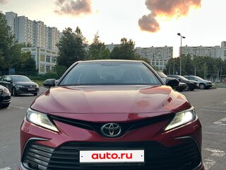 2021 Toyota Camry VIII (XV70) Рестайлинг, красный, 2880000 рублей, вид 2