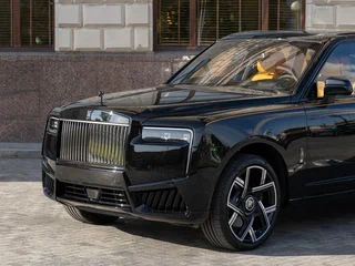 2026 Rolls-Royce Cullinan Black Badge I Рестайлинг (Series II), чёрный, 67790000 рублей, вид 4