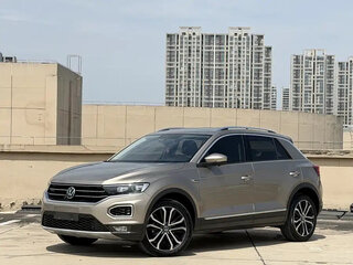 2023 Volkswagen T-Roc I Рестайлинг, серебристый, 1467000 рублей, вид 2