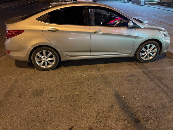 2011 Hyundai Solaris I, бежевый, 980000 рублей - вид 3