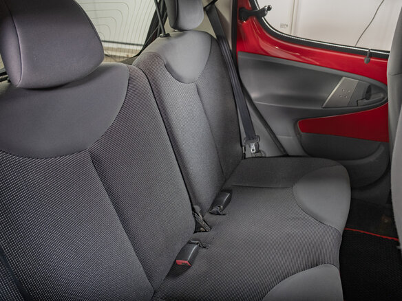 2007 Peugeot 107 I, красный - вид 15