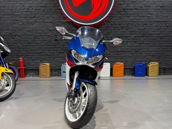 2022 Honda VFR 800, синий - вид 3