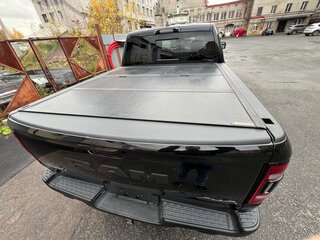 2023 Ram 1500 Quad Cab eTorque V, чёрный, 9150000 рублей, вид 3