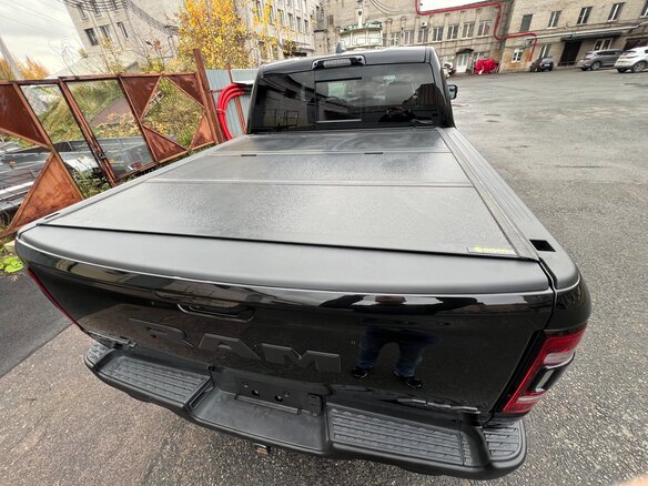 2023 Ram 1500 Quad Cab eTorque V, чёрный, 9150000 рублей - вид 2