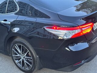 2021 Toyota Camry VIII (XV70) Рестайлинг, чёрный, 1922000 рублей, вид 3