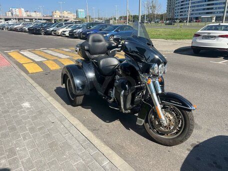 2022 Harley-Davidson Tri Glide, чёрный, 3416692 рублей, вид 2