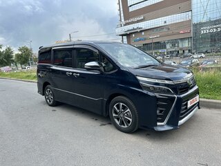 2018 Toyota Voxy III (R80) Рестайлинг, синий, 3350000 рублей, вид 4